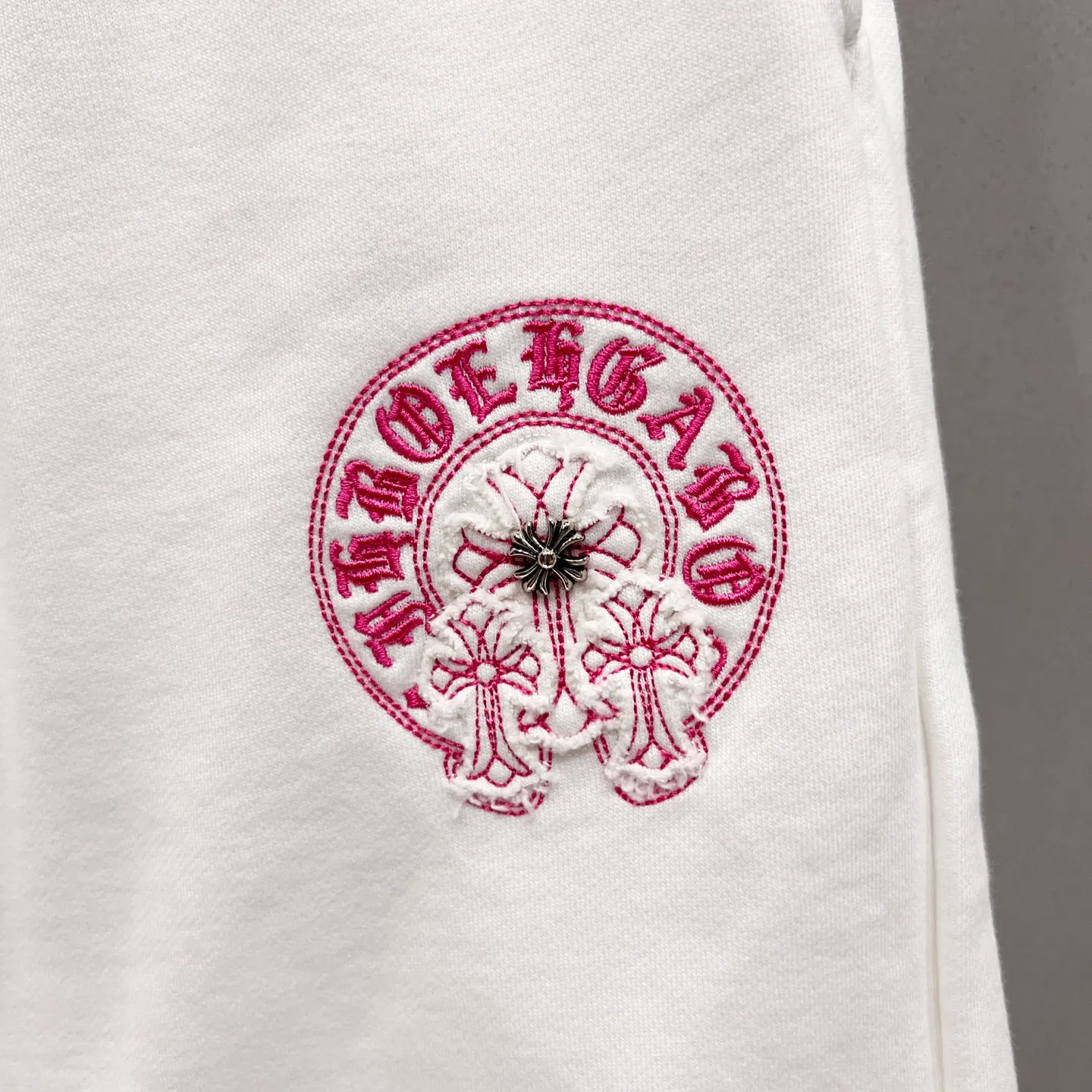 P190 chrome hearts/Chrome hearts pure cotton terry fabric shorts, three-dimensional Sanskrit cross hardware embroidery🪡LOGO logo, official synchronization, high version, high quality, fashionable personality, versatile trend, pure original quality, original fabric, tag, collar label, washed wheat, complete three standards, color: black, white, apricot. Size: S-XL
